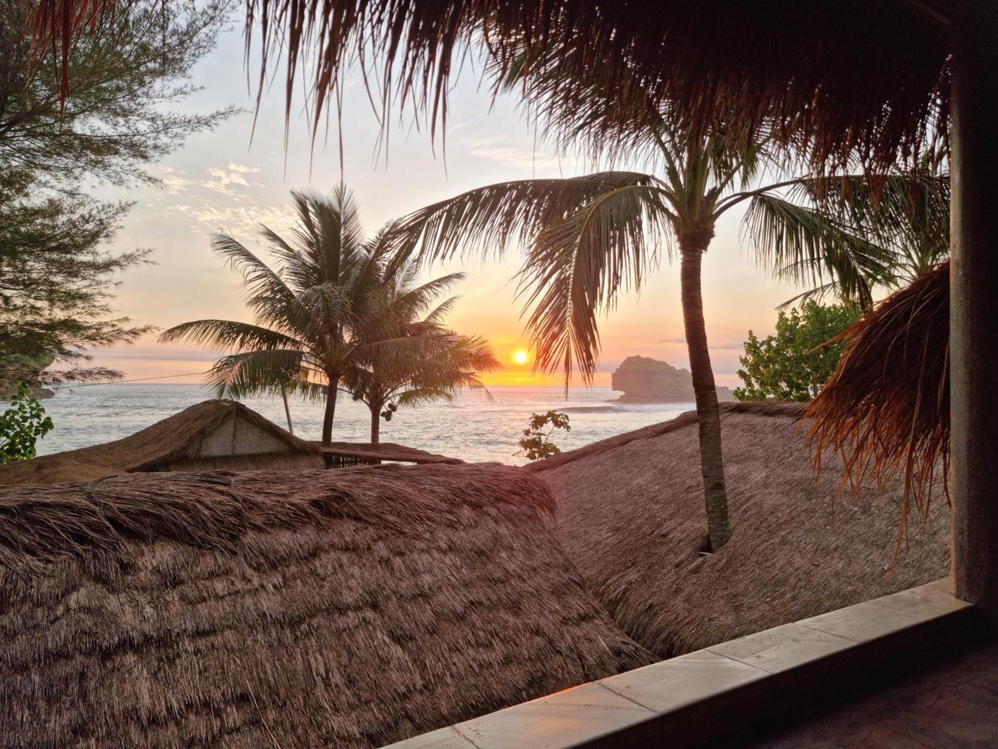 Istana Ombak Eco Resort Пачитан Экстерьер фото