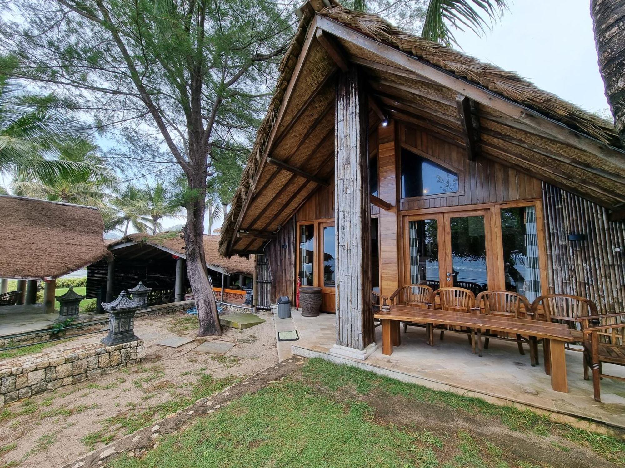 Istana Ombak Eco Resort Пачитан Экстерьер фото