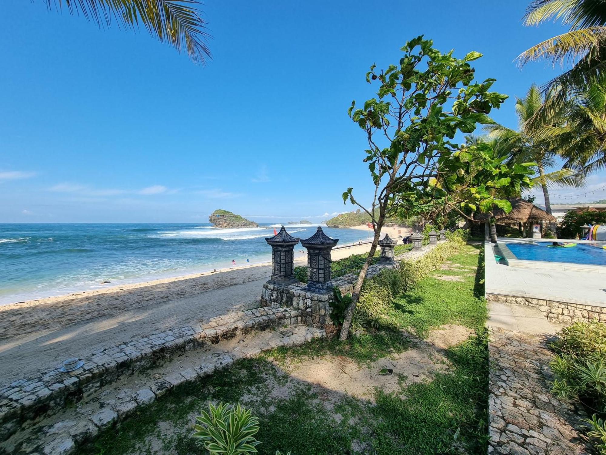 Istana Ombak Eco Resort Пачитан Экстерьер фото