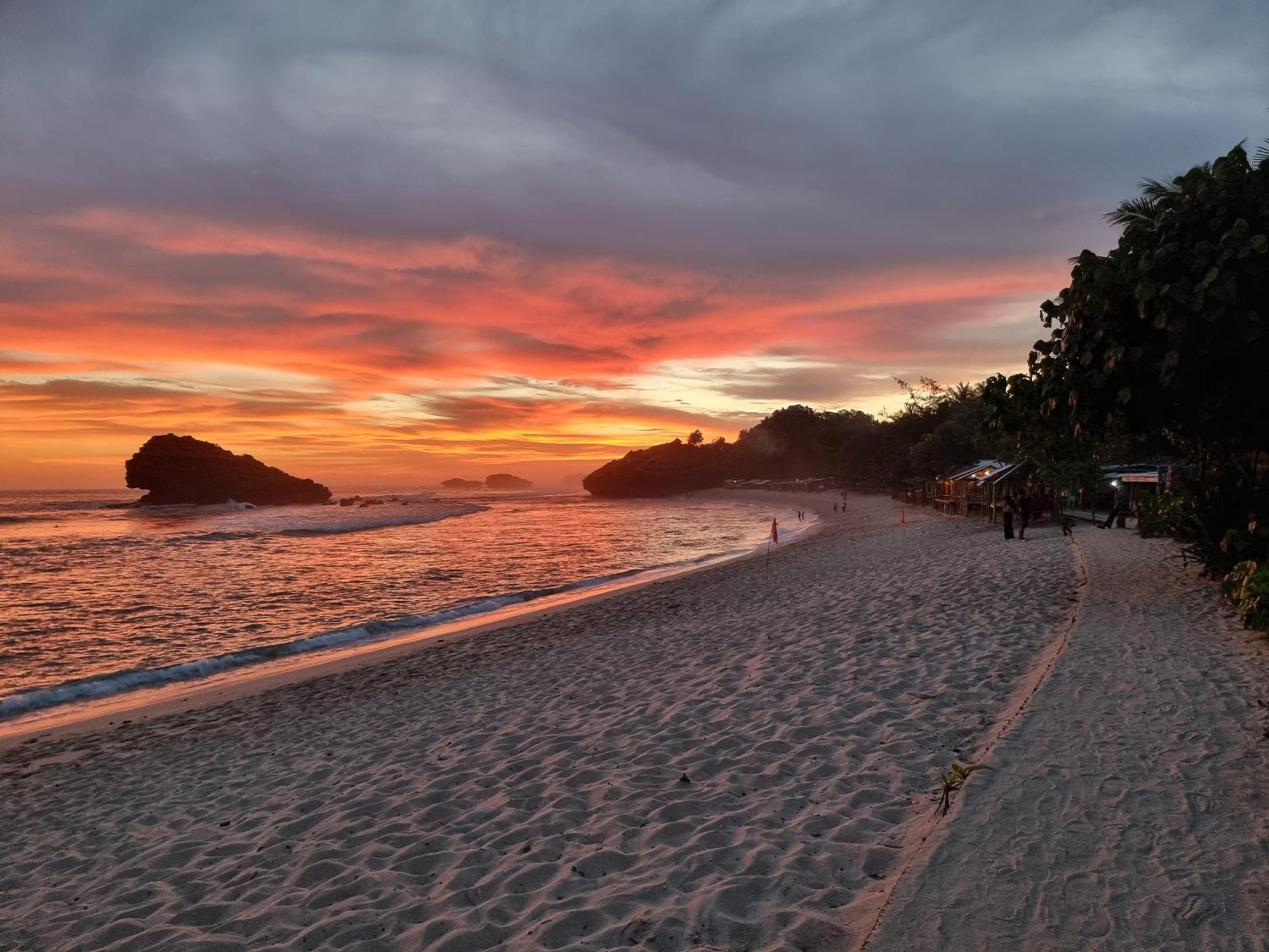 Istana Ombak Eco Resort Пачитан Экстерьер фото
